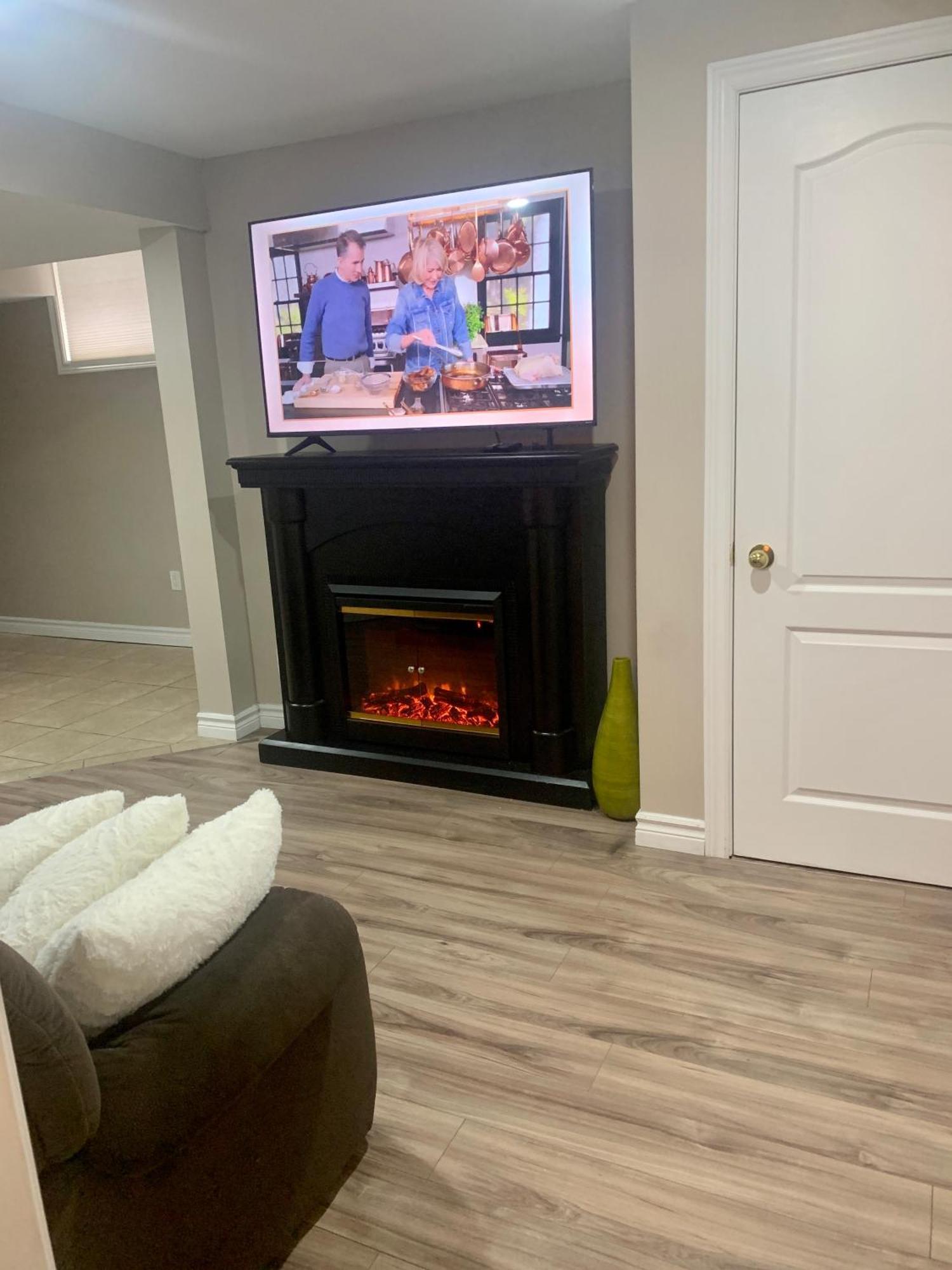 1 Room In A Cozy And Beautiful Basement Guelph Bagian luar foto