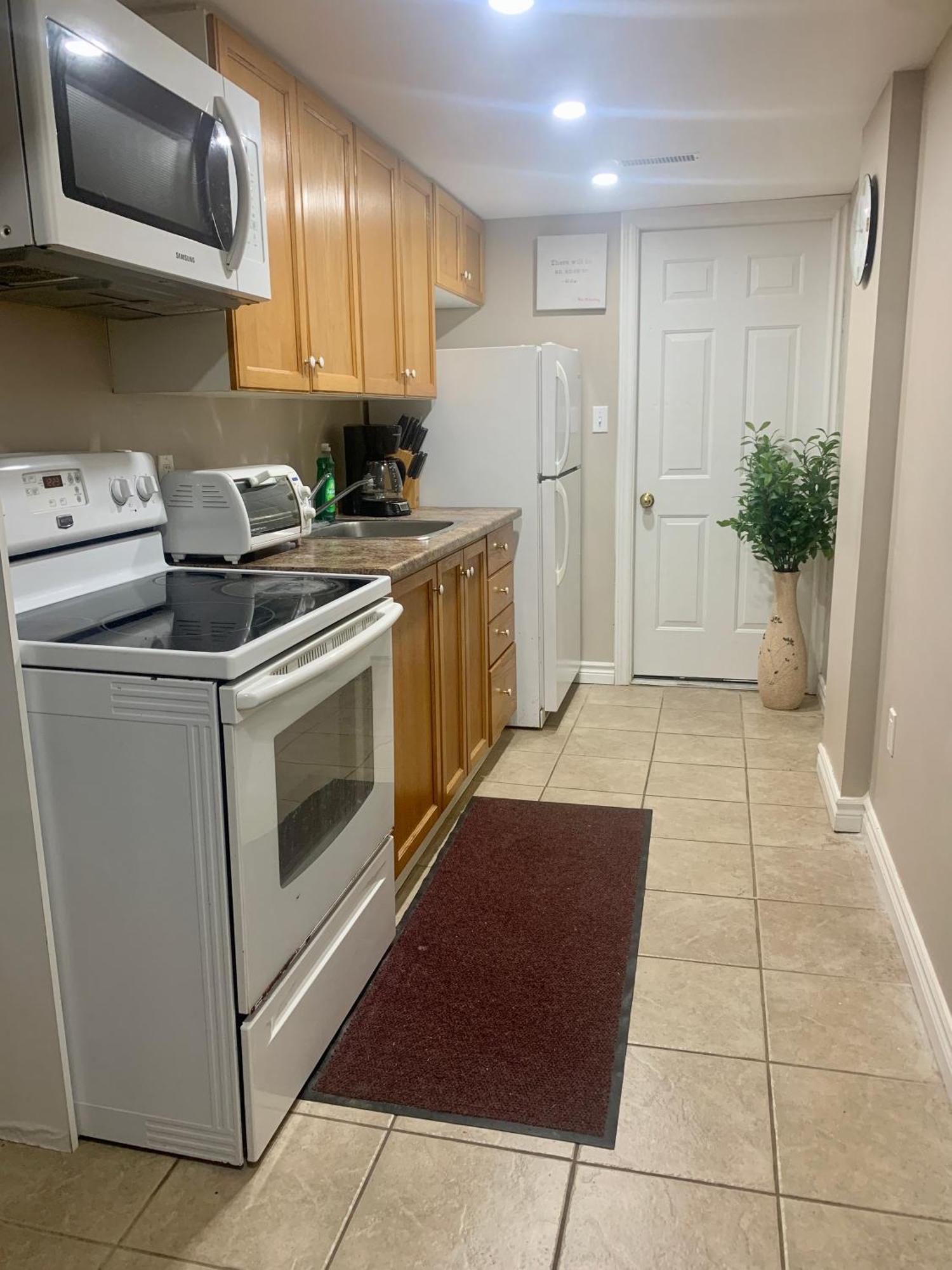 1 Room In A Cozy And Beautiful Basement Guelph Bagian luar foto