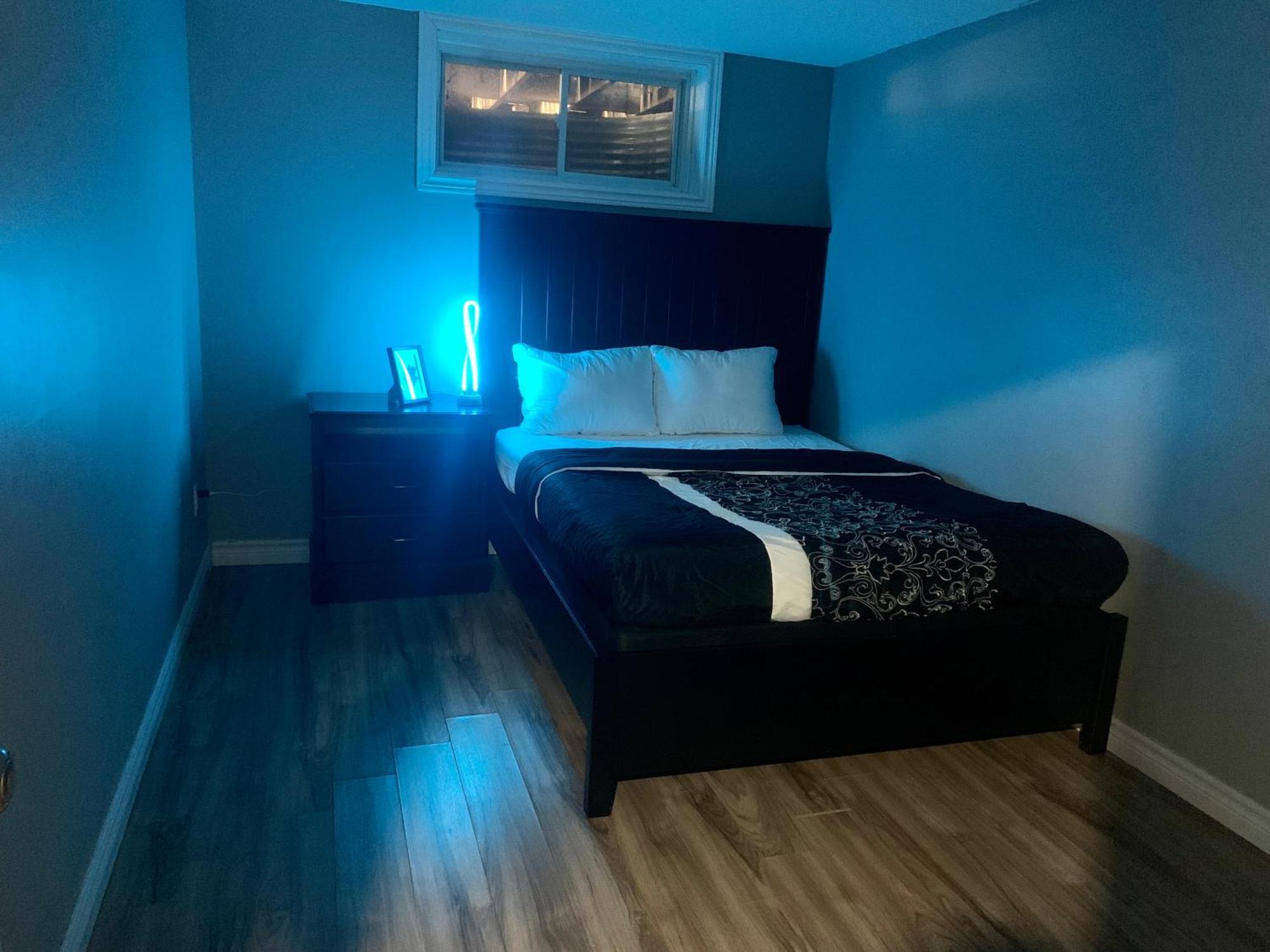 1 Room In A Cozy And Beautiful Basement Guelph Bagian luar foto