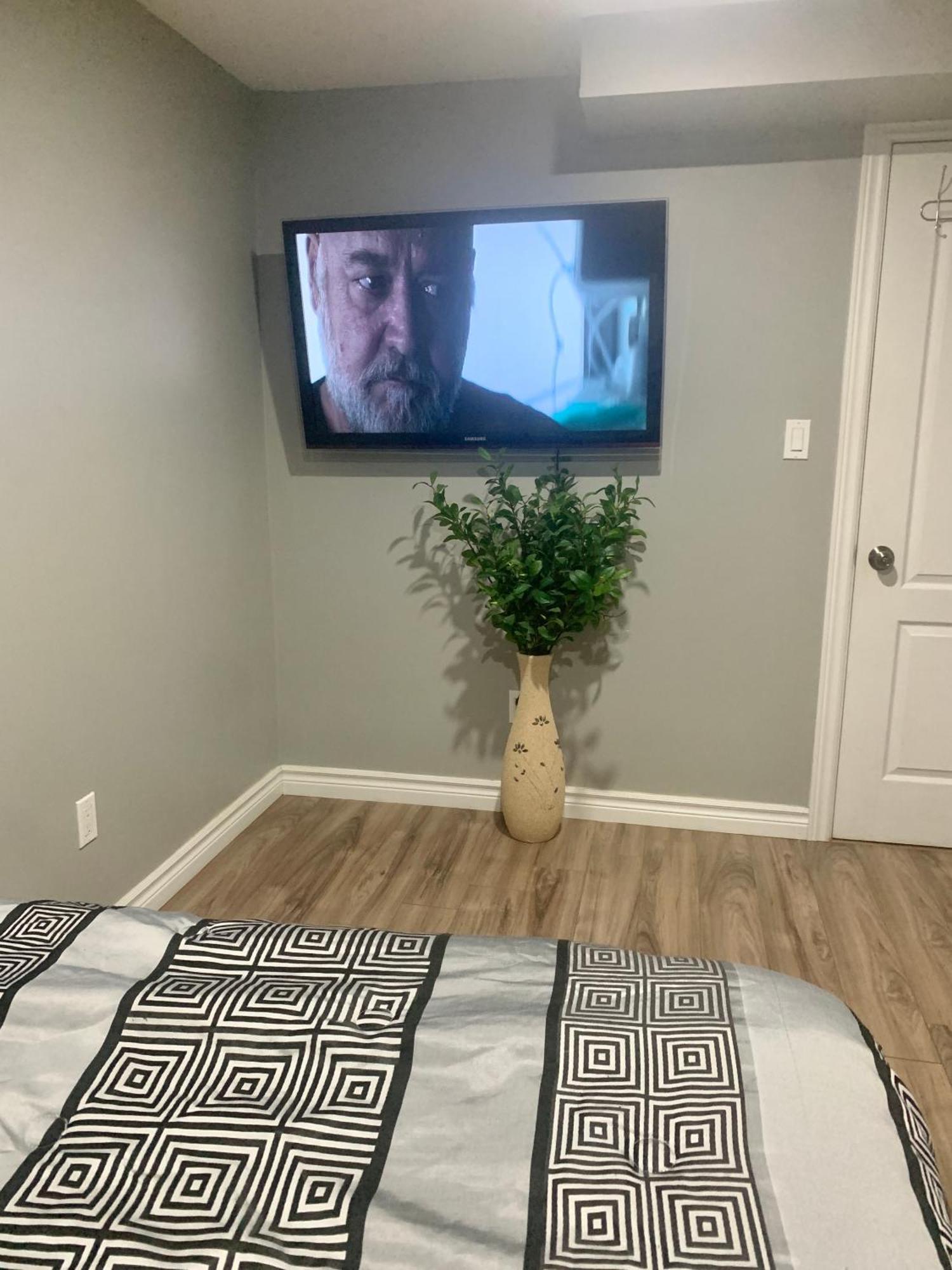 1 Room In A Cozy And Beautiful Basement Guelph Bagian luar foto