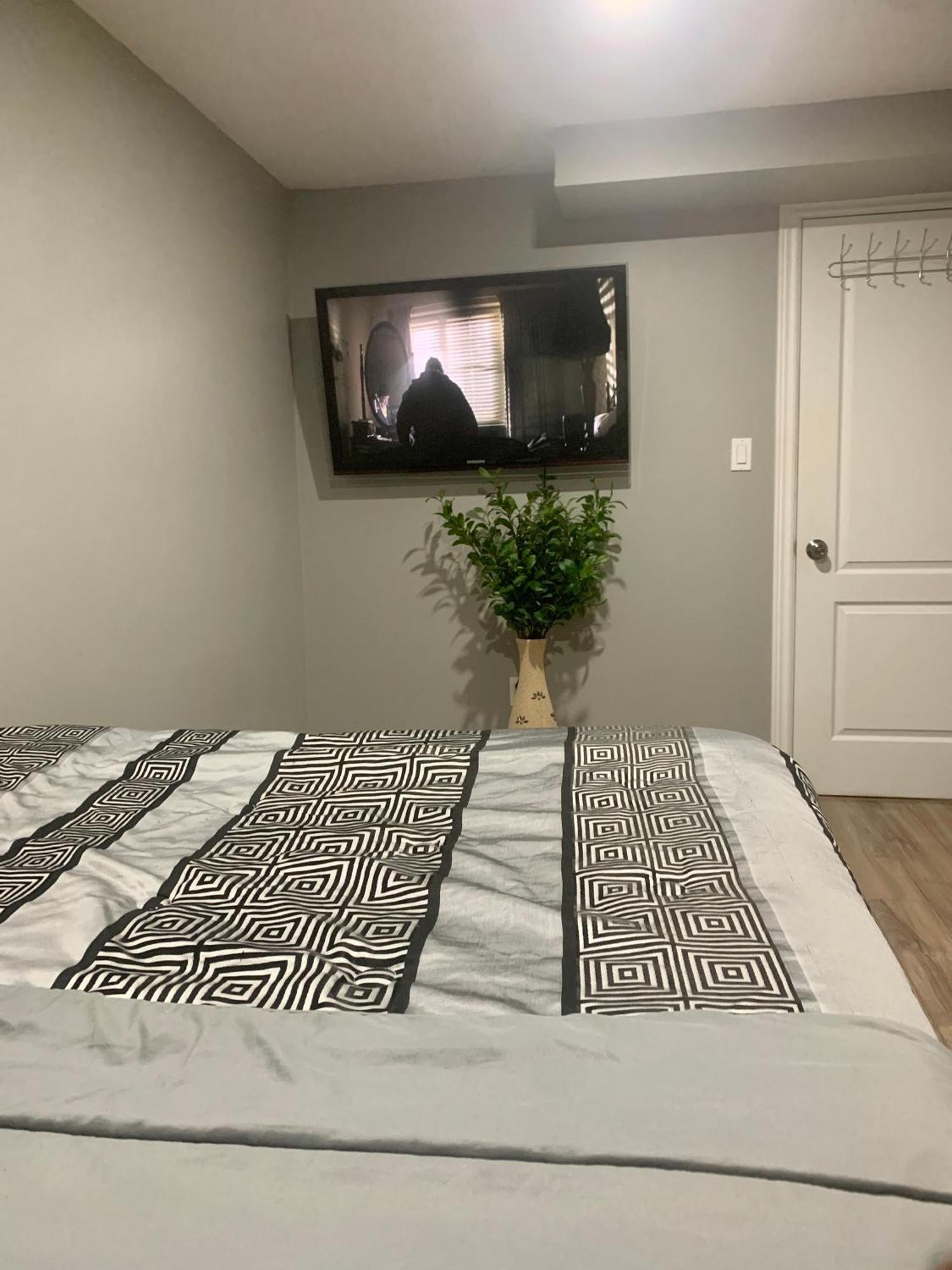1 Room In A Cozy And Beautiful Basement Guelph Bagian luar foto